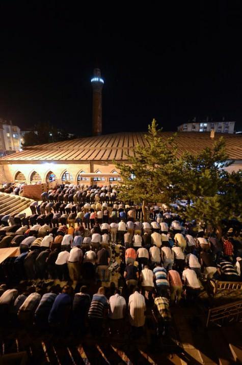 <p>Gaziantep'in Nizip ilçesindeki çadır ve konteyner kentte yaşamlarını sürdüren Suriyeliler, ilk teravih namazı için her iki kampta kurulan çadır mescitlere ve camiye akın etti. Çocuk ve yaşlıların aralarında bulunduğu birçok Suriyeli, kendileri için oluşturulan alanda namazlarını kıldı.</p>