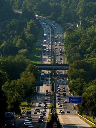 <p>D&uuml;nya'nın en ilgin&ccedil; yasakları!Almanya'da benzininiz otobanda biter de yol ortasında kalırsanız, bu kanunlara aykırı. &Ccedil;&uuml;nk&uuml; Almanya&rsquo;da otobanda "durmak" yasak. Ara&ccedil;tan inip y&uuml;r&uuml;yerek yola devam etmek isterseniz, bu da su&ccedil; kapsamına giriyor; &ccedil;&uuml;nk&uuml; Almanya&rsquo;da otobanda y&uuml;r&uuml;mek de yasak.</p>