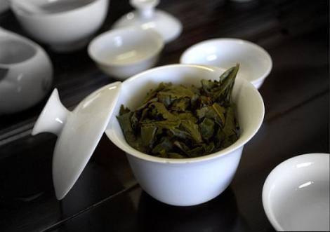 Tie Guan Yin Çayı - Bu özel güzel kokulu siyah Çin çayı, yeşil çaya benziyor. Aralarındaki fark ise Tie Guan Yin çayının bir kilosunun 3,000$ olması. Yani tek bir fincan çay yaklaşık 15$'a geliyor.