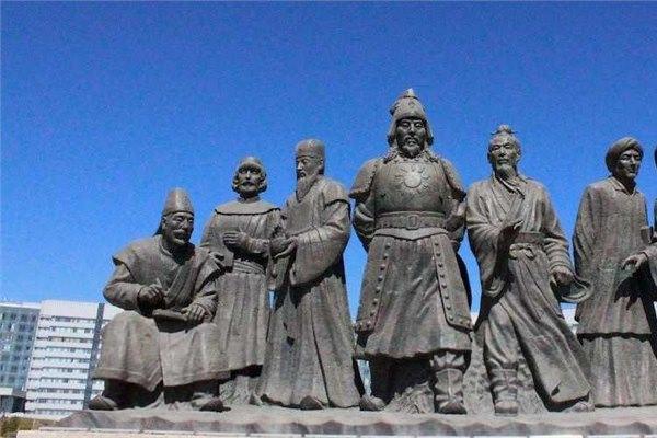 <p>Cengiz Han'ın doğum yeri olan İ&ccedil; Moğolistan'daki şehirde pek &ccedil;ok heykel bulunuyor.</p>