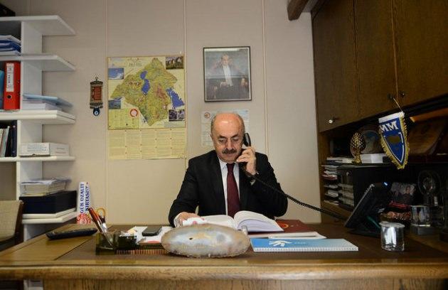 <p>CHP Isparta Milletvekili Ali Haydar &Ouml;ner, peyzaj d&uuml;zenlemesinden ve ana binanın estetiğine uygun olmamasından şikayet ettiği TBMM kamp&uuml;s&uuml; i&ccedil;indeki yeni halkla ilişkiler binasına taşınmayı reddedince eski binanın A bloğunda kalan tek milletvekili oldu.</p>