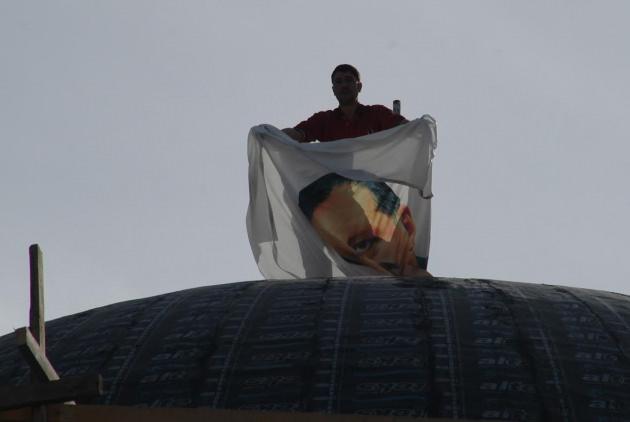Rize Cumhuriyet Meydanında d&uuml;n &ouml;ğle saatlerinde miting d&uuml;zenleyen CHP Genel Başkanı Kemal Kılı&ccedil;daroğlu, Başbakan Erdoğan'ı eleştirince Rizeliler hemşehrileri Başbakan Erdoğan'a sahip &ccedil;ıktı. 