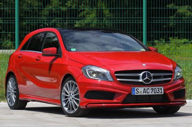 Otomobil d&uuml;nyasının en prestijli &ouml;d&uuml;l&uuml;n&uuml; alan Golf, birbirinden pop&uuml;ler markalarla yarıştı.  D&uuml;nyanın en iyi arabası &ouml;d&uuml;l&uuml;nde finale kalan rakipleri ş&ouml;yle;  *Mercedes A-Serisi