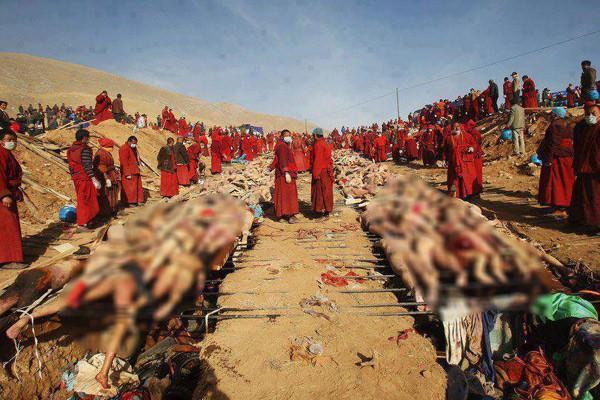 Facebook 'ta paylaşılan ve çıplak cesetlerin yanında Budsit rahipleri gösteren fotoğrafın altında 'Budistler öldürdükleri Müslümanları yakmaya hazırlanıyor' yazısı yer alıyor. Ancak fotoğraf aslında 2010'da Çin'de yaşanan depremde ölenleri kendi dini inançlarına uygun olarak yakmaya hazırlanan Tibetli Budistlere ait.