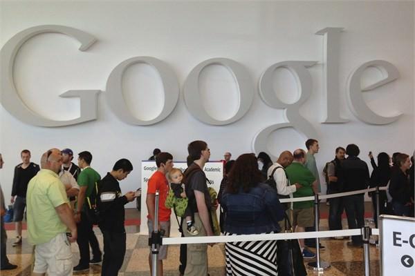 Son zamanlar özellikle borsada Apple’dan daha çok rağbet gören arama motoru Google marka değeri açısından 114 milyar dolarlık değeriyle listede ikinci sırada yer aldı. Google geçen yıl ikinci sıradaydı.