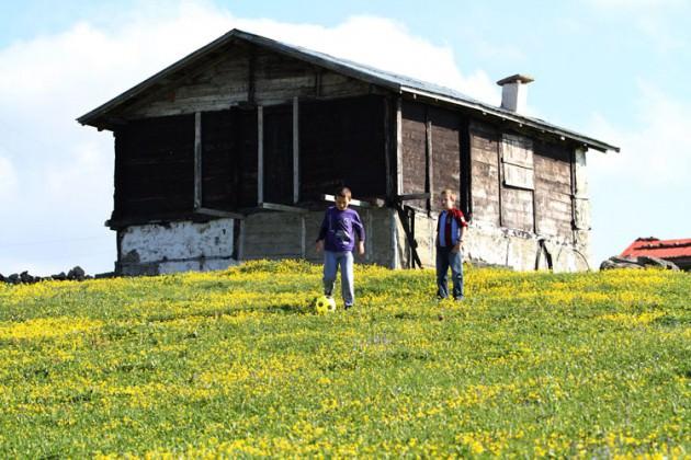  Vatandaşlar, hafta sonları aileleriyle yaylaları ziyaret ederek haftanın yorgunluğunu üzerinden atarken, çocuklar doğada gönüllerince eğleniyor.