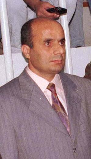 'ŞEMDİN SAKIK BANA DA ÇOK MEKTUP YAZDI' - Şemdin Sakık'ın katil biri. Bunu herkes kabul ediyor. Müebbet hapse mahkum olmuş, cezasını çekmekte olan... Ona mektup yazar, buna mektup yazar; bana da çok mektup yazdı, yazdı, durmadan yazdı, işi gücü yok çünkü başka. Bir kitap yazdı, ben okurken güldüm. Yani Abdullah Öcalan'ı, aşağılamak için akıl almaz şeyler... Bu tür kitaplar kimseyi şeyden düşürmüyor çünkü kimse ona inanmıyor. Şimdi, bilirsiniz bir deyim vardır bizim Türkçemize yerleşmiş: Karakolda doğru söyler, mahkemede şaşar. Yalan mıydı Yaşar? Şimdi, bir sürü şeyi inkar ediyor ama bir sürü şeyi o söyledi. Ben sorgusunda bulunmadım ama sorguları Genelkurmay'a da geldi, Jandarma'ya da geldi, her tarafa gitti. Dolayısıyla, ben orada yargılanan insanlar için üzülüyorum. Şemdin Sakık'ın oradaki tanıklık yapması akla başka soruları da getiriyor: 'Acaba başka kimler gelecek?' diye.  (Önder'in, “Kim gelir mesela başka?” sorusuna) Daha hapishanede çok katil var. 