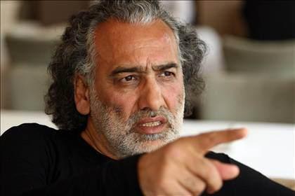 SİNAN ÇETİN Usta yönetmen Zeki Ökten’in asistanı olarak başladığı sinema kariyerinde başarılı işlere imza atan Sinan Çetin’in, bir zamanlar kendi yapım şirketi Plato Film’in de bulunduğu Cihangir semtinde çok sayıda gayrimenkul sahibi oldu. Ünlü yönetmen aynı zamanda akademisyen-yazar Atilla Yayla ile birlikte kurdukları bir yayınevinin de sahibi.