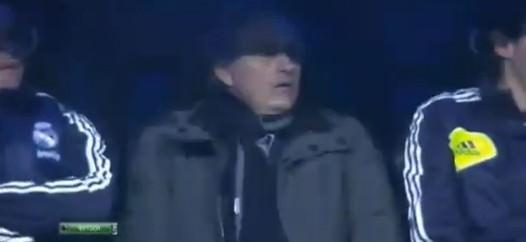 Mourinho yedek kulübesinden fırlayarak kenarda duran topu oyuncuların sahaya çıktığı koridora doğru sertçe vurdu.