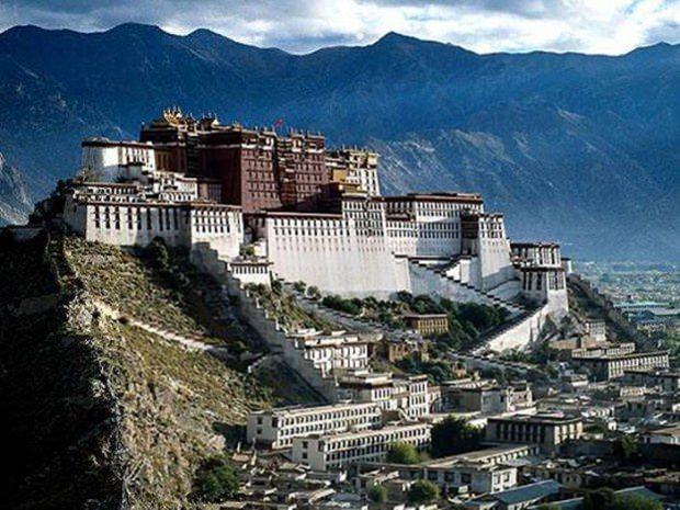 <p>Potala Sarayı &ndash; Tibet: G&uuml;n&uuml;m&uuml;zden yaklaşık 1300 yıl kadar &ouml;nce 7 bin iş&ccedil;inin yaptığı, 13 katlı ve binlerce odası olan bu kışlık saray Liasa&rsquo;dadır. UNESCO dinya mirası listesindeki &ouml;nemli yapılardan biridir.</p>
