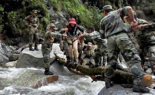 Himalaya Dağları'nda en az 100 bin kişi kurtarılırken, 800 kişi toprak kayması sonucu yaşamını yitirdi.