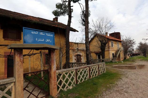 L&uuml;bnan'da yaşanan i&ccedil; savaşların etkisiyle i&ccedil;indeki paslanmış trenlerle adeta bir metal mezarlığına d&ouml;n&uuml;şm&uuml;ş durumda.