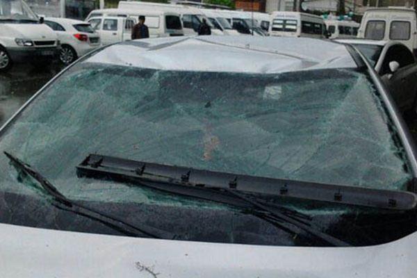 <p>Sarp Sınır Kapısı çevresindeki kıyı şeridinde de, dalgaların etkisiyle çökmeler yaşandı.</p>