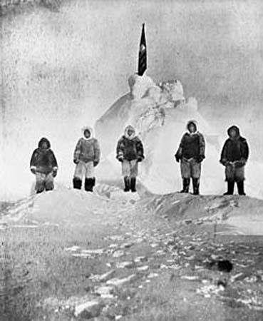 <p>Kuzey Kutbu’nun ilk fotoğrafı Robert E. Peary ve yardımcısı Matthew Henson 1909′de 37 günde 760 km yol katederek kutuplara ulaştı. Kaynak: Dünyanın ilk fotoğraf çekimleri fotoğraf tarihi fotoğraf belgeseli</p>