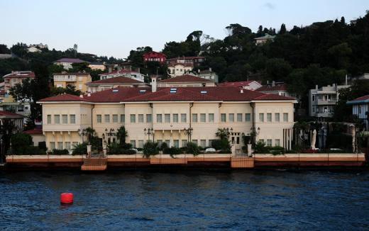 SAFFET PAŞA YALISI 1907 yılında yapılmış, Boğaz’ın en büyük rıhtımına sahip yalılarından biri. Çoğu yalıyla aynı kaderi paylaşmış ve bir yangına kurban gitmiş. 2008 yılında küllerinden tekrar yaratıldı. Adını Sedat Simavi’nin dedesinden alıyor. Yalı Dinç Bilgin’e aitti, ondan Erol Toksöz’e geçti. Toksöz ailesi Sanovel İlaç ve Sagra’nın da sahibi.