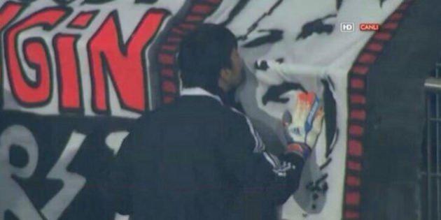 <p>Beşiktaş, Spor Toto Süper Lig'in 15. haftasında deplasmanda Kasımpaşa ile karşılaştı. Mücadele öncesinde Beşiktaşlı taraftarlar geçtiğimiz günlerde hayatını kaybeden Tolga Zengin'in annesi Melek Zengin için pankart ve annesinin posterini açtı.</p>