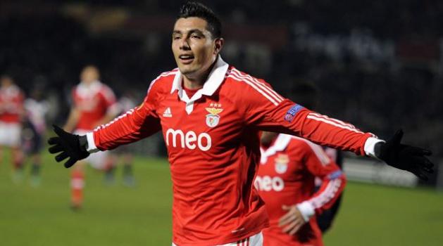 <p><strong>Oscar Cardozo i&ccedil;in dev adım</strong></p>
<p><span style="font-size: 12px; line-height: 13pt;">Portekiz gazetesi, Trabzonspor'un Paraguaylı golc&uuml; ile her konuda anlaştığını, Benfica ile de tek sorunun peşin &ouml;deme şartı olduğunu duyurdu. Transfer &ccedil;alışmalarını t&uuml;m hızıyla s&uuml;rd&uuml;ren Trabzonspor artık sona yaklaştı. Başkan İbrahim Hacıosmanoğlu'nun "Takıma &ouml;ncelikle forvet lazım. Bunu sokaktaki &ccedil;ocuklar bile biliyor" diyerek dillendirdiği sorun i&ccedil;in kesim &ccedil;&ouml;z&uuml;m Oscar Cardozo...</span></p>
<p><span style="font-size: 12px; line-height: 13pt;">Cardozo g&ouml;r&uuml;şmeleri, Portekiz basını da g&uuml;ndemine aldı. Ojogo gazetesi Oscar Cardozo'nun Trabzonspor'un teklif ettiği rakamı kabul ettiğini, bordo-mavili y&ouml;neticilerin Benfica'yı ikna etmeye &ccedil;alıştığını yazdı. </span></p>
<p><span style="font-size: 12px; line-height: 13pt;">Gazete Trabzonspor'un teklifinin Cardozo'nun Benfica'da kazandığından &ccedil;ok daha iyi olduğunu, Paraguaylı forvetin T&uuml;rkiye'de vergi &ouml;demeyeceğini, maaşını aylık taksitlerle alacağını ve en &ouml;nemlisinin ise Benfica'da kazandığının da neredeyse y&uuml;zde 60 oranında fazlasını elde edeceğini belirtti. Haberde, Benfica kul&uuml;b&uuml; y&ouml;neticilerinin &ouml;deme i&ccedil;in banka teminatı da istediği de vurgulandı. </span></p>
<p><strong><span style="font-size: 12px; line-height: 13pt;">MUHTEŞEM BiR T&Ouml;RENLE iMZA ATACAK </span></strong></p>
<p><span style="font-size: 12px; line-height: 13pt;">G&ouml;r&uuml;şmelerin sıkı şekilde devam ettiği ve Benfica'nın inadının kırılmasının an meselesi olduğu belirtiliyor. 2007 yılından bu yana Portekiz ekibinde forma giyen Paraguaylı yıldızın anlaşma sonrası muhteşem bir t&ouml;renle 3 senelik resmi imzayı atacağının altını &ccedil;izen Ojogo, bordomavili taraftarların heyecan i&ccedil;inde bu işin bitmesi i&ccedil;in sabırsızlandığını s&uuml;tunlarına taşıdı. 2016'ya kazar s&ouml;zleşmesi olan Cardozo i&ccedil;in bonservis bedelini peşin isteyen Portekiz kul&uuml;b&uuml;ne Fırtına'nın 4 taksit &ouml;nerdiği hatırlatılırken, "Daha &ouml;nce bir başka T&uuml;rk takımı Fenerbah&ccedil;e'nin alamadığı Cardozo i&ccedil;in Trabzonspor &ccedil;ok ısrarlı. Uzun zamandır hocası Jesus ile sorun yaşadığı i&ccedil;in mutsuz olan Paraguaylı dev forvetin kaderinde T&uuml;rkiye var" yorumları yapıldı. Cardozo, Benfica'da yıllık 1.5 milyon euro kazanıyor. </span></p>
<p><span style="font-size: 12px; line-height: 13pt;"><strong>S&Uuml;PER GOLC&Uuml;Y&Uuml; BOSiNGWA iKNA ETTi</strong> </span></p>
<p><span style="font-size: 12px; line-height: 13pt;">O Jogo gazetesi, tatil i&ccedil;in Portekiz'de olan Bosingwa'nın iki kez bir araya geldiği Cardozo'ya T&uuml;rkiye ve Trabzonspor'u anlatarak bordo-mavili ekibe gelmeye ikna ettiğini de yazdı. 2007 yılından bu yana Benfica'da oynayan 1.93'l&uuml;k golc&uuml;, ge&ccedil;tiğimiz sezonlarda Fenerbah&ccedil;e ve Galatasaray gibi kul&uuml;plerin de transfer listesinde yer almıştı. (Fotoma&ccedil;)</span></p>