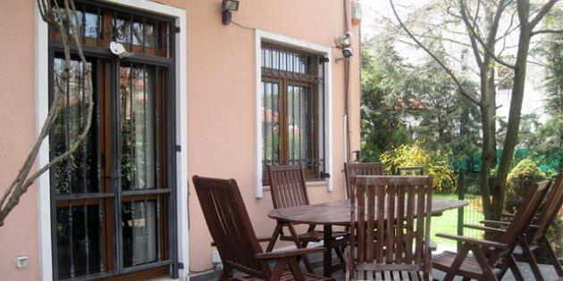 <p>3.5 yaşındaki Pamir&rsquo;in evden &ccedil;ıkmaması i&ccedil;in hem sokak kapısı hem de bah&ccedil;e kapısının kilitli olduğunu ifade eden baba, &ldquo;Ancak eşimin dahi a&ccedil;amadığı pimapeni a&ccedil;mış, hatta &ouml;zel kilidini havaya kaldırmış. Buradan nasıl dışarı &ccedil;ıktı, h&acirc;l&acirc; anlayamadım." dedi.</p>