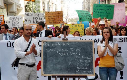 Öğretmen ve gazetecilerin işi zor... İşgücüne katılım oranının en düşük olduğu alan yüzde 72,3 ile öğretmen eğitimi ve eğitim bilimlerinde yaşandı.  Onu yüzde 75,1 ile gazetecilik ve enformasyon, yüzde 76,2 ile sanat, yüzde 76,4 ile de sosyal bilimler ve davranış bilimleri takip etti.  Toplam işgücüne katılım oranı 2011 yılında yüzde 49,9 olarak gerçekleşti. Veterinerlik, yüzde 88,5 ile 2011 yılında da istihdama katılım oranının en yüksek olduğu alan oldu.