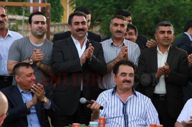Irak’ın Şumen mıntıkasının Şaklava bölgesinde, Flora City’nin Yönetim Kurulu Başkanı Muhammed Nevrozi, Rüzgar Hasan Tayyip, bölgenin asayiş müdürü ve belediye başkanın da hazır bulunduğu bir mesire yerinde ‘Urfalıyam Ezelden’ ve ardından ‘Bir Mumdur’ türküsünü söyleyen Tatlıses, dinleyenleri ve İş Adamı Ali Yasak’ı da ilk kez şarkı söylemesi nedeniyle duygulandırdı ve sevindirdi. 