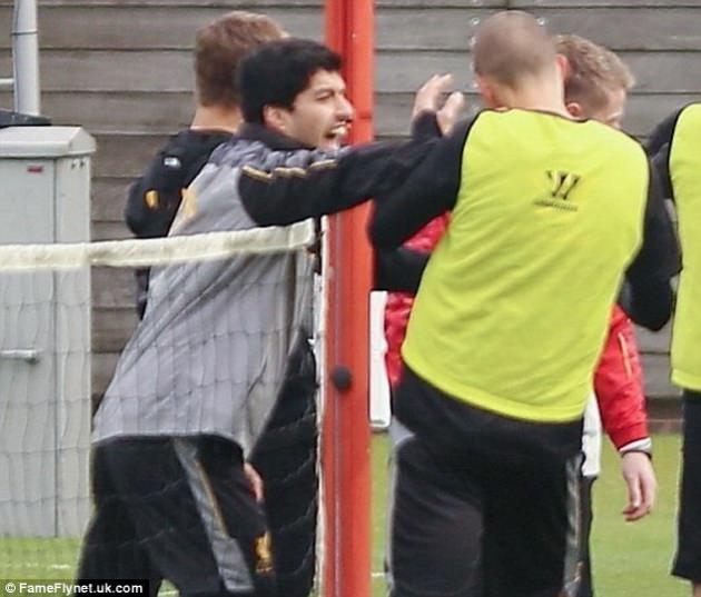 Kırmızılar'ın önemli isimlerindne Luis Suarez ve Martin Skrtel, ayak tenisi sırasında kısa süreli bir kavgaya tutuştu