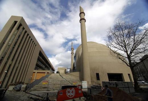   Caminin alt katında konferans salonu, kapalı &ccedil;arşıyı andıran mini &ccedil;arşısı ve gen&ccedil;ler i&ccedil;in de bir eğitim merkezi olacak. 