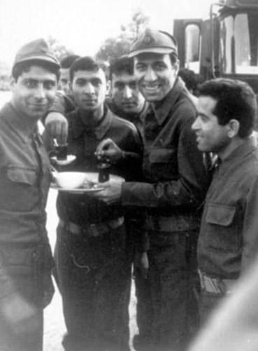 <p>İstanbul, K&uuml;&ccedil;&uuml;kpazar'da d&uuml;nyaya gelen Sunal, ilkokulu Mimar Sinan İlkokulu'nda okudu, Vefa Lisesi'nden mezun oldu. Y&uuml;ksek tahsiline Marmara &Uuml;niversitesi Gazetecilik b&ouml;l&uuml;m&uuml;nde başladı. &Ouml;ğrenimi sırasında Emayetaş Fabrikasında &ccedil;alıştı, ayrıca elektrik&ccedil;ide &ccedil;ıraklık yaptı.</p>