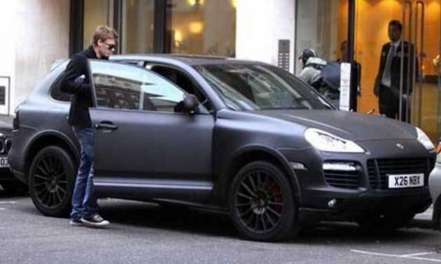 <p>Bendtner-Porsche Cayenne</p>