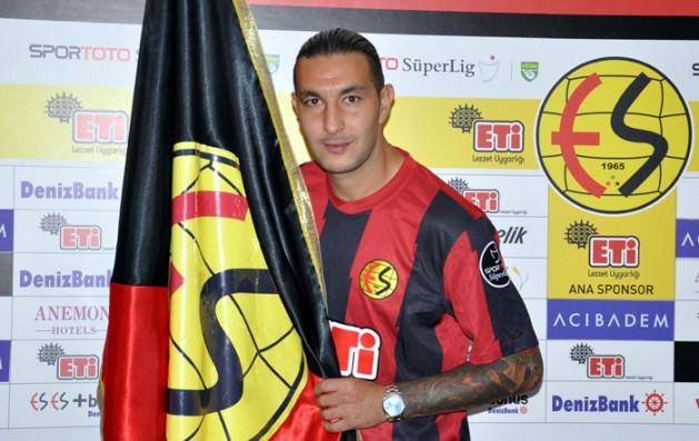 NECATİ ATEŞ (ESKİŞEHİRSPOR) Türk futbolunun önemli golcülerinden Necati Ateş, Galatasaray'dan Eskişehirspor'a transfer oldu.