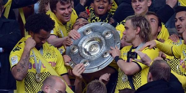 – Alman Birinci Ligi'nde (Bundesliga) oynanan 34. ve son hafta karşılaşmaları sonrasında, daha önce şampiyonluğunu ilan eden Borussia Dortmund kupasını aldı.