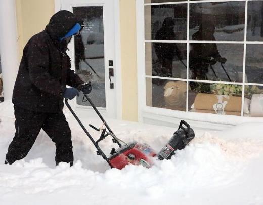 Amerikalılar uzun zamandır b&ouml;yle kar g&ouml;rmemişti... Saatteki hızı yer yer 102 km yi bulan r&uuml;zgarla kar yağışı hayatı olumsız etkiliyor.