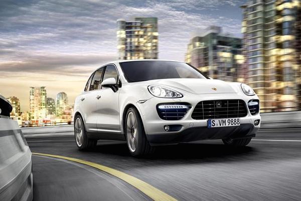 <p><strong>Porsche Cayenne</strong><br />Lüks ve performans opsiyonlarını bir arada sunan Porshce Cayenne, dört tekerlekten çekiş, yağmur sensörü ve su tutmayan ön cam gibi özelliklere sahip.</p>