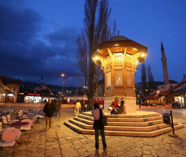 <p>Çarşı yakınındaki Fatih Sultan Mehmet Camisi ile Vakıflar Genel Müdürlüğü tarafından restorasyonu gerçekleştirilen İsa Bey Hamamı da Saraybosna'da görülmesi gereken tarihi yapılardan.</p>