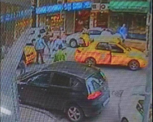 Şişli'de bir taksi ile motosikletin kaza yapması sonucu sürücülerinin kavgası bir iş yerinin güvenlik kamerasına saniye saniye yansıdı.