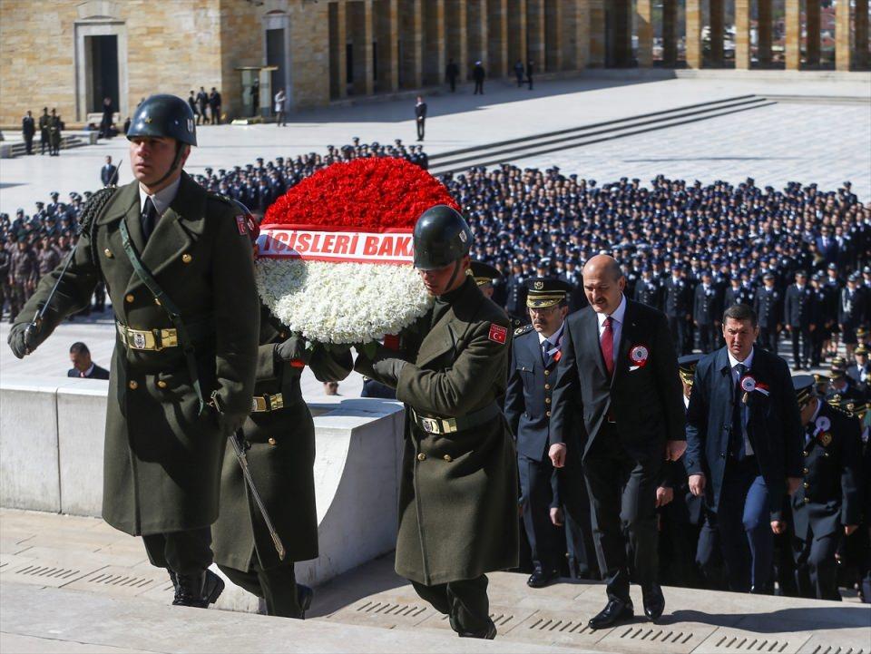 <p><strong><em>Soylu daha sonra Misak-ı Milli Kulesine geçerek Anıtkabir Özel Defterine şunları kaydetti:</em></strong></p>
<p>"Büyük Önder Atatürk, Aziz milletimizin güvenliği, huzuru ve asayişi için gece gündüz demeden mücadele eden Türk Polis Teşkilatımızın 172'nci kuruluş yıl dönümünde manevi huzurunda tazimle eğiliyoruz.</p>