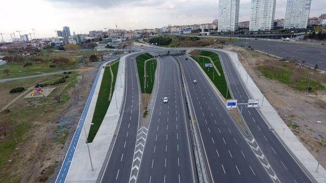 <p>Kazlıçeşme-Göztepe hattında gerçekleştirilen Avrasya Tüneli Projesi, yoğun trafiğin etkili olduğu şehir içinde yolculuk süresini önemli ölçüde azaltacak. Asya ve Avrupa yakaları arasında 100 dakikaya varan ulaşım süresini 15 dakikaya indirecek, güvenli ve konforlu yolculuğun ayrıcalığı yaşanacak.</p>
<p> </p>