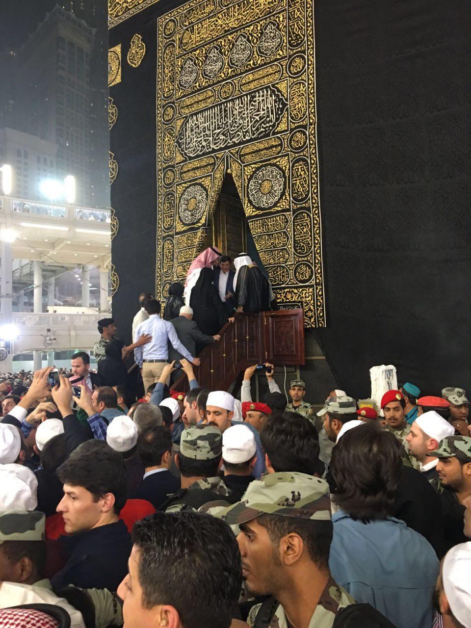 <p>D&uuml;n Cuma namazını da Mescid-i Haram'da kılan Davutoğlu i&ccedil;in Kabe kapıları Kral Selman'ın izniyle a&ccedil;ıldı.</p>
