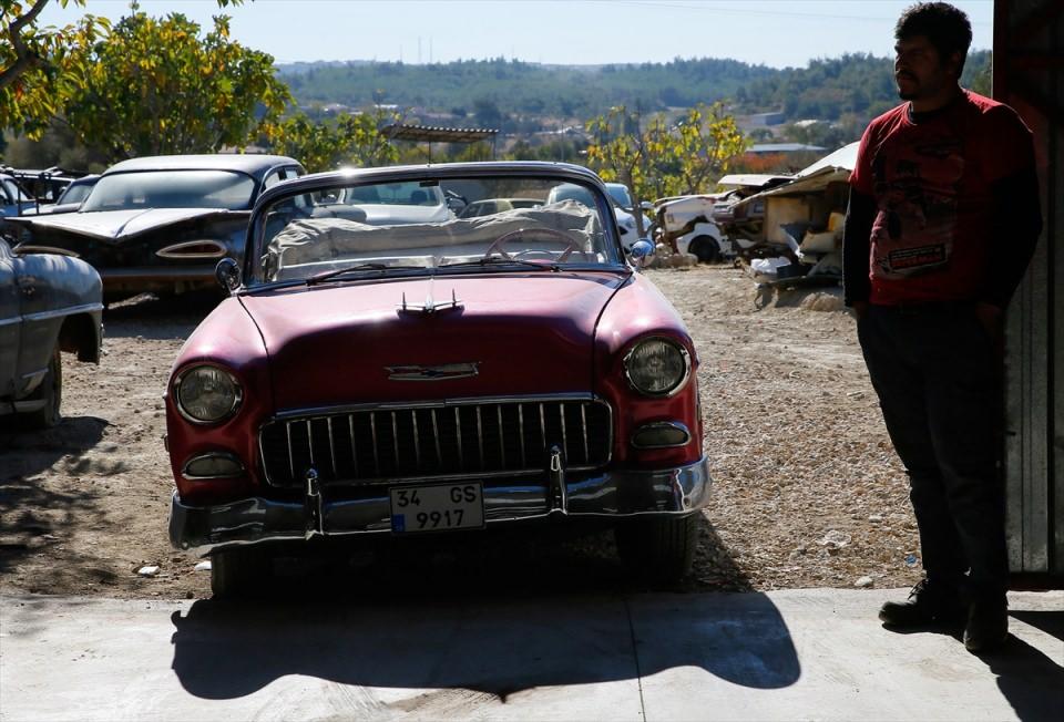 <p>Demirkaya, AA muhabirine yaptığı açıklamada, çocukluğunda okul sonrası vakitlerde babasının tamirhanesinde çalıştığını, o dönemin "güncel model otomobilleri"nin bugün yaşları nedeniyle "klasik" sınıfında görüldüğünü belirtti.</p>
<p> </p>