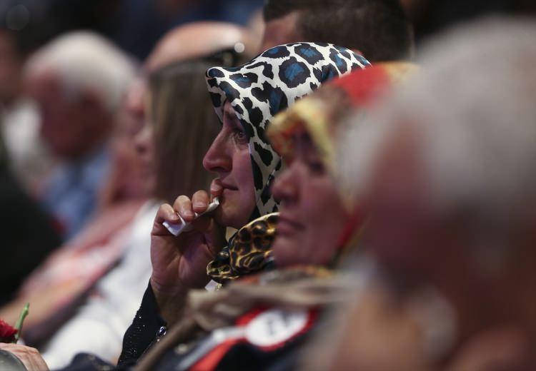 <p>Beştepe Millet Kongre ve Kültür Merkezi'nde 15 Temmuz Şehitleri Anma Programı düzenlendi. Anna töreninde yapılan konuşmalar sırasında bazı vatandaşlar duygusal anlar yaşadı.</p>
