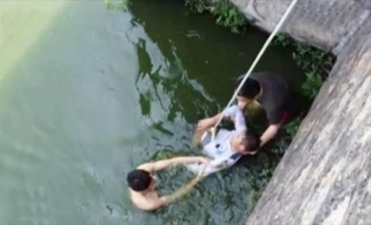 <p>Kendini nehre bırakan adamı, yoldan geçen insanlar kurtardı.</p>