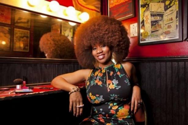 <p>Dünyanın En Büyük Afro Saçı. ABD'li Aevin Dugas, dünyanın en büyük afro saçı rekorunu gururla taşıyor. Dugas'ın saçlarının çevresinin toplam uzunluğu 1.32 metre. Genç kadın her banyoda saçını açabilmek için 5 şişe saç kremi kullanıyor</p>

<p> </p>
