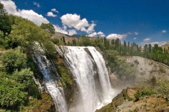<p><strong>TORTUM ŞELALESİ / ERZURUM </strong>22 metre genişliği olan ve 50 metre yükseklikten dökülen şelale dünyanın en önemli şelaleleri arasında gösteriliyor. Bir heyelan sonucu oluşan şelale için Saffet Emre Tonguç, “Tam bir doğa harikası, güneşli havalarda üzerinde beliren gökkuşağı ile fotoğraf tutkunları için ideal” diyor. Uzundere.</p>
<p> </p>