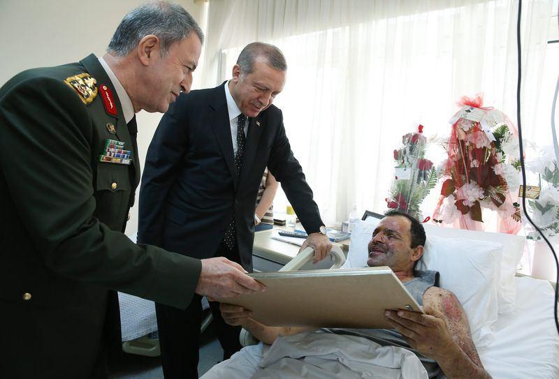 <p>Jandarma Özel Harekat Tabur Komutanı Binbaşı Tetik, Nusaybin’de PKK’lıların tuzakladığı bombayı infilak ettirdiği saldırıda 11 silah arkadaşıyla birlikte yaralanmıştı. Binbaşı Tetik, Ankara GATA’ya sevk edilerek, sol gözünden bir operasyon geçirmişti.</p>

<p> </p>
