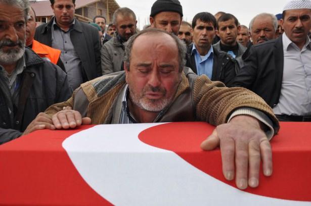<p>Günlerdir oğlunun sağ çıkması dua eden acılı baba Hüsnü Cansu, oğlunun tabutuna sarılıp ''Aslanım benim. Kınalı kuzum benim. Kıyamam sana. Babam benim, ben seni nasıl toprağa verdim.'' dedi.</p>

<p> </p>
