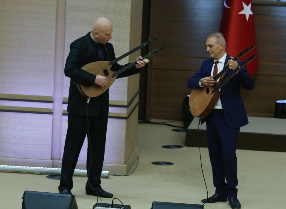 <p>Törende Müzik dalında ödüle layık görülen Erol Parlak (sağda), öğrencisi Sinan Ayyıldız ile birlikte mini bir konser verdi.</p>
