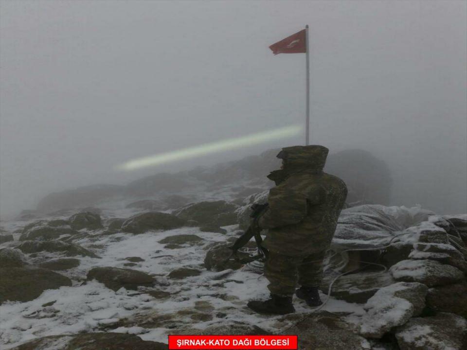 <p>Türk Silahlı Kuvvetlerince, Şırnak İncebel Dağları'nda devam eden operasyonda teröristlerce kullanıldığı belirlenen 25 mağaradaki aramalarda çok sayıda silah, teçhizat ve mühimmat ele geçirildi.</p>