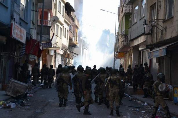 <p>Siirt'te çıkan olaylar ardından Siirt Valiliği tarafından bildirilen sokağa çıkma yasağı ardından şehrin önemli noktalarda asker görev almaya başladı.</p>

<p> </p>
