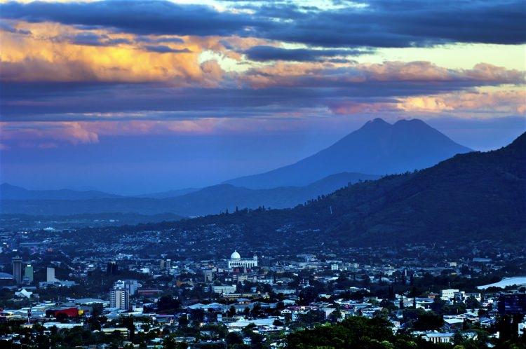 <p>Karasal Alan km²<br />
El Salvador<br />
20.721</p>

<p> </p>
