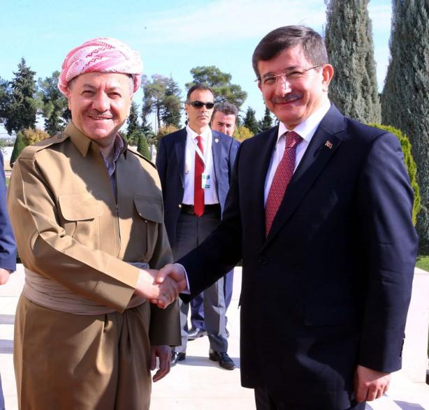 <p>Davutoğlu ve Barzani, gazetecilere poz verdikten sonra basına kapalı baş başa görüşmeye geçti. </p>

