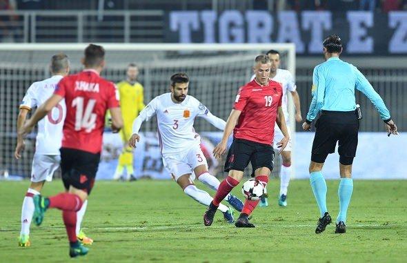 <p>Takımda başka herhangi bir futbolcunun bu bayrağı sökmediği görüldü.</p>
